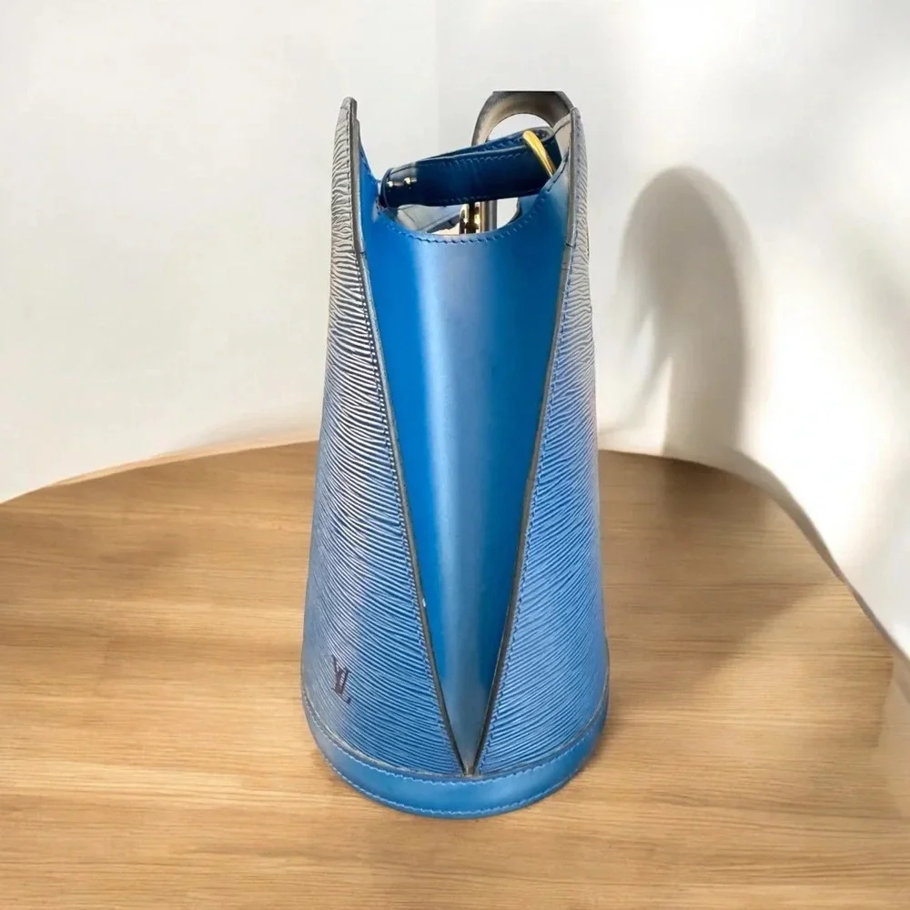 Louis Vuitton Toledo Blue Epi Cluny Bag